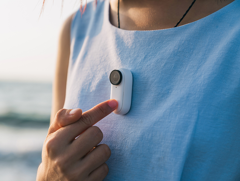 付属の磁気ペンダントを使用して衣服に装着することも可能