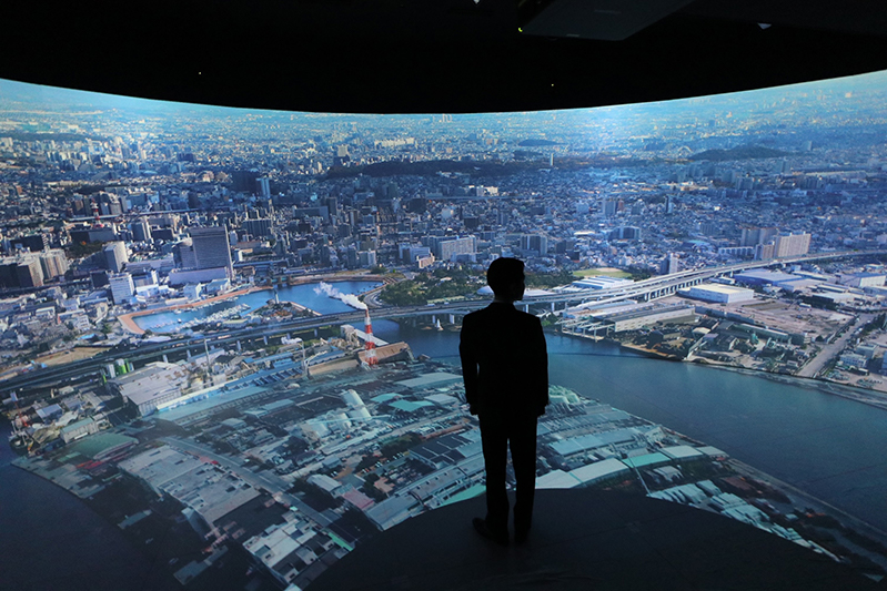 ネイティブ4Kプロジェクター「4K5020Z」を3台使用して映像を投影。ネットワークカメラを活用して映像空間内の混雑状況をリアルタイムでモニタリングできる「密集アラートソリューション」も併せて導入した