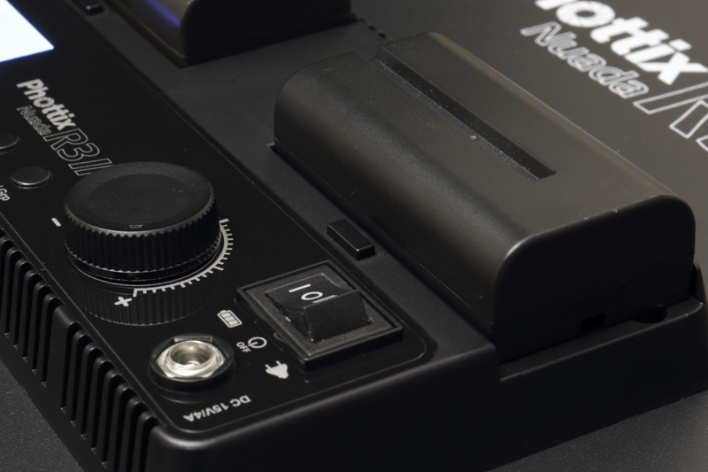 バッテリーは2本一組で使用。「NP-F」シリーズは容量の異なる複数のタイプがあるので、使用環境に合わせて選べばよい。バッテリーの装着はスライドするだけだが、外すときはボタンを押す必要がある