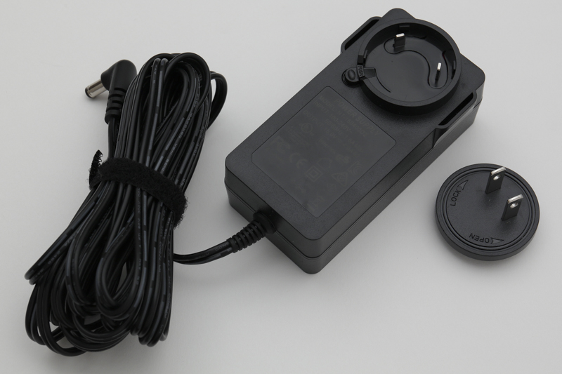 コンパクトなACアダプター。コンセントの端子部分が外せて、突起の小さな形状になる。ケーブルはかなり長く、コンセントの端子にはロック機能が付いているなど、携帯性や使い勝手、安全性も良好