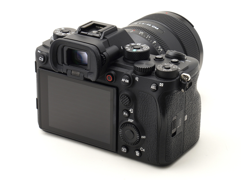 動画記録ボタンは背面上部に配置された