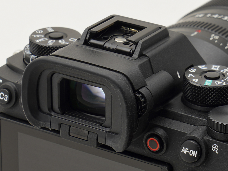 約944万ドットのOLEDを使用したEVF。240fpsのリフレッシュレートを実現したことで、動く被写体をさらに追いやすくなった