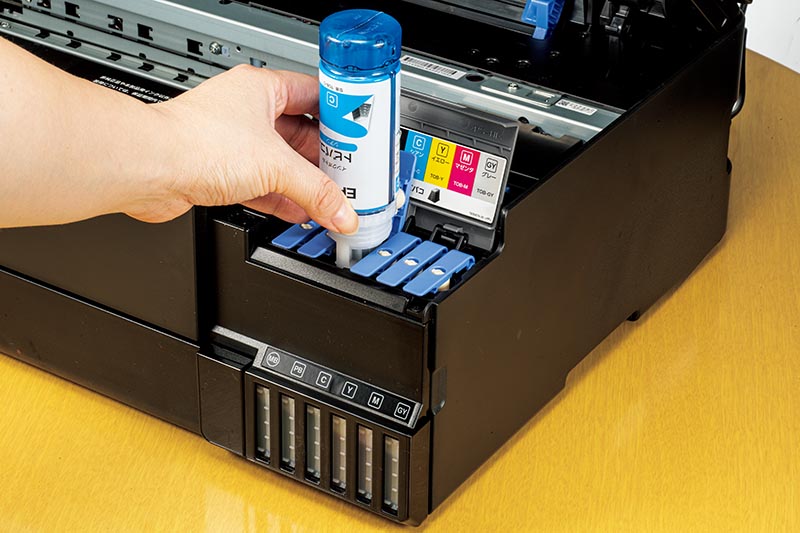 インクボトルは70mlの大容量。インクの残量はサイドの窓から確認することができる