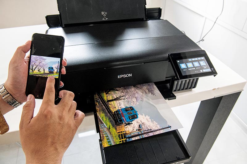 スマートフォンに保存していた写真データを、Epson Print Layoutからプリント。パソコンを立ち上げることなく時短プリントが可能だ