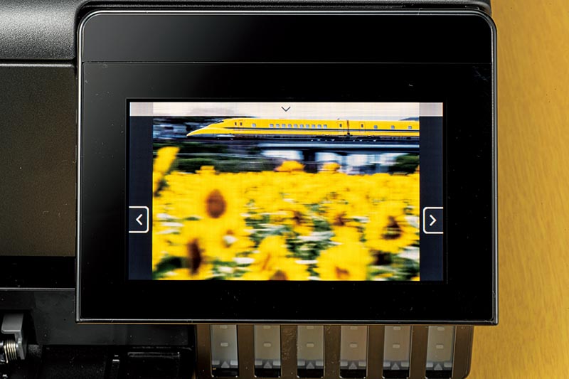 4.3型の大型タッチパネルで画像の細部が確認できる。色彩を自動で補正したり、好みの明るさに調整したりPCレスでのレタッチも可能