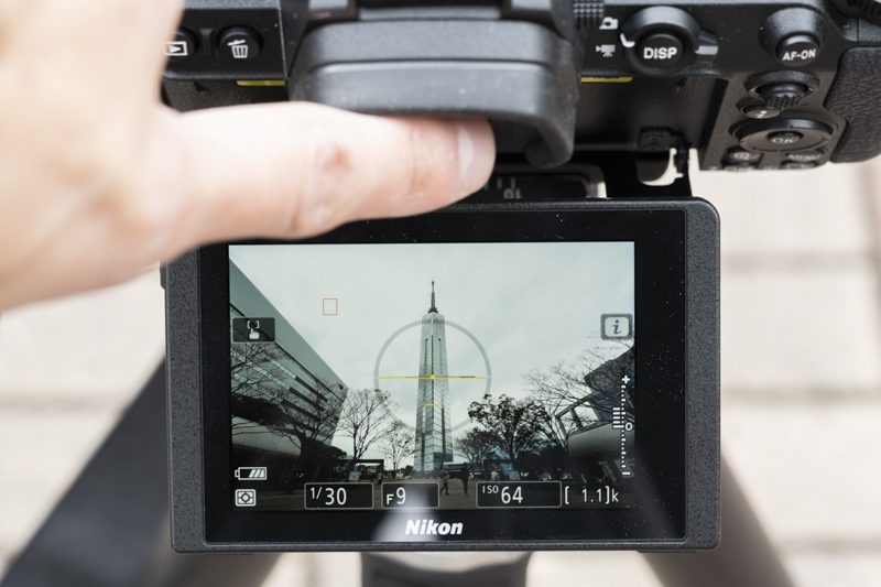 液晶モニターを引き出すとアイセンサーがオフになる設定が可能に。ファインダーを塞ぐと液晶モニターが消えてしまう問題が解消した