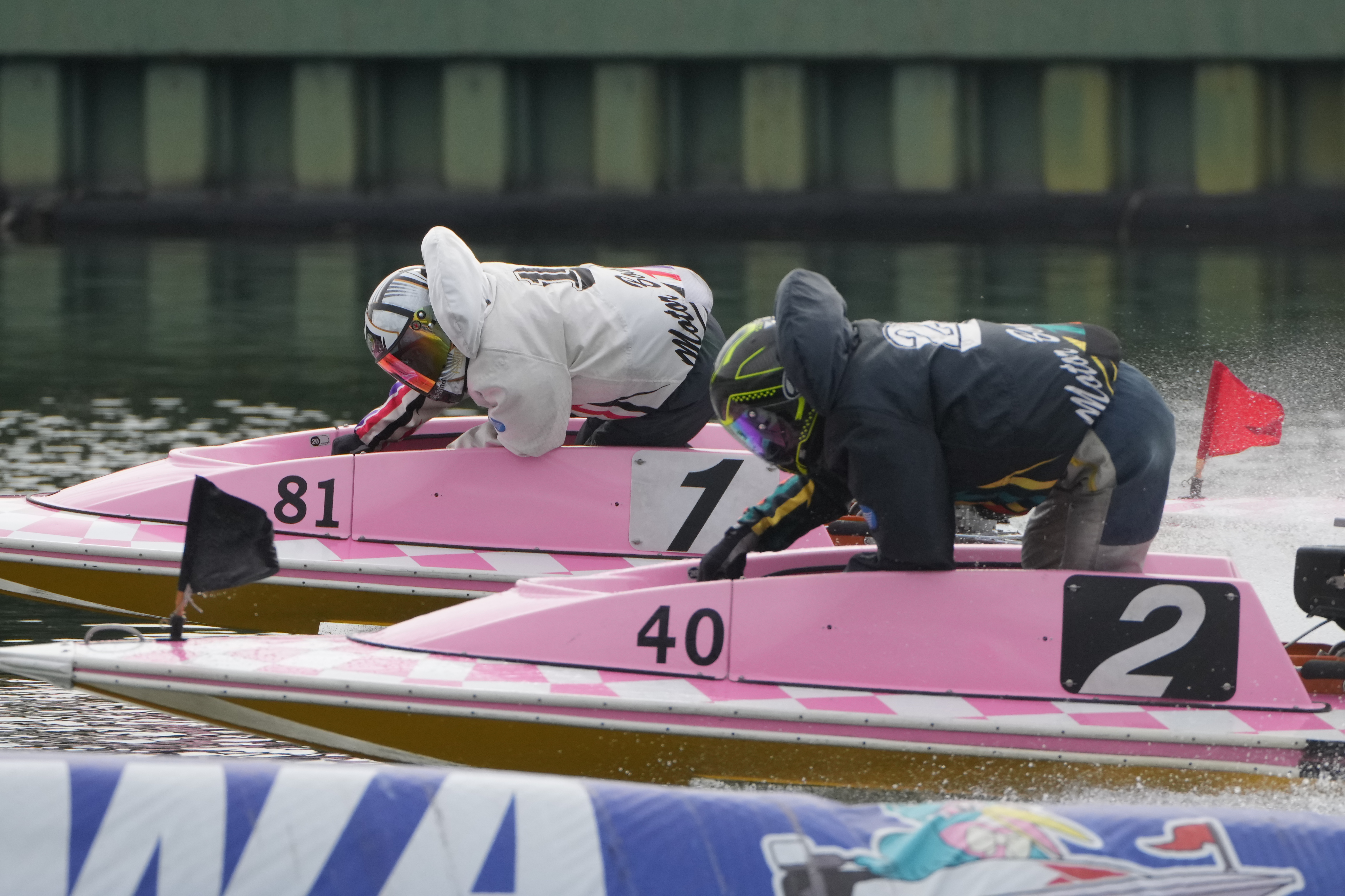 実焦点距離が560mmでAPS-Cクロップして840mm相当で撮影しています。この状態でも21MPあるのでレーサーの目線がしっかりと分かります<br><span class="fnt-85">α1 / FE 100-400mm F4.5-5.6 GM OSS＋1.4×テレコンバーター（クロップ：840mm相当） / マニュアル露出（F10・1/2,000秒） / ISO 1000</span>
