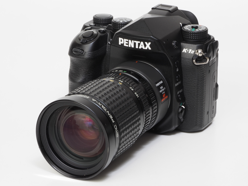 59.5-178.5mm相当のズームレンズになります。スペックは地味で目立たないレンズですが、キミは一体どうしたんだ、というくらいデカくて重いです。でもズーミングでF値が変わらず性能は優秀。歪曲収差の補正も良好。最短撮影距離は1.5mですが、全焦点域でマクロ領域への切り替えが可能です。素晴らしい。中古カメラ店のジャンクコーナーで1,000円くらいで売られていますが、困るよねえこんなによく写ると（笑）。