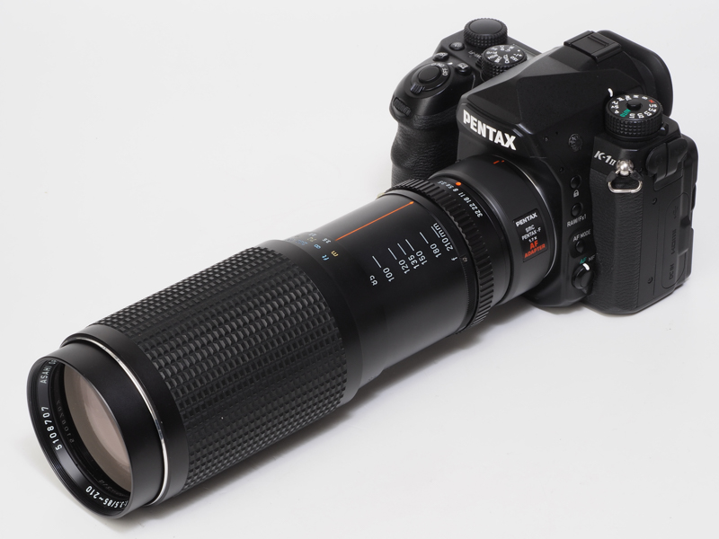 Kマウント初期の望遠ズームレンズです。焦点距離は144.5〜357mm相当になります。F3.5という開放F値は往時は大口径の部類だったかも。大きく重たいレンズです。AF-Cモードに設定して、こちらに向かってくる電車を連続撮影してみましたが、全コマ実用上満足のゆく合焦精度で、描写も優秀です。すみません、筆者は鉄分がゼロですので写真が下手です。