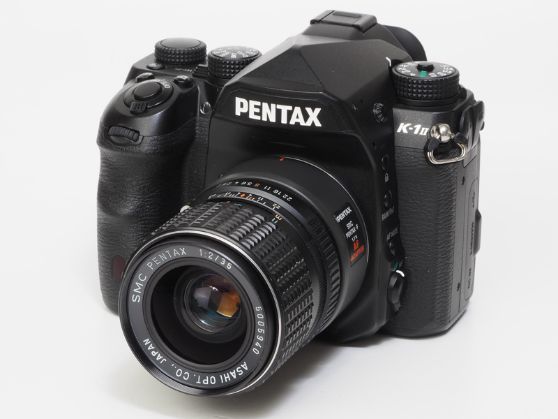 焦点距離は59.5mm相当。少し狭角な標準レンズというところでしょうか。この35mmはKマウントになって設計変更されているようで、素晴らしく高性能です。AFアダプター1.7×での使用でもビクともしませんね。手放せない一本です。絞り優先AEでは絞りは開放になりますから注意が必要です。