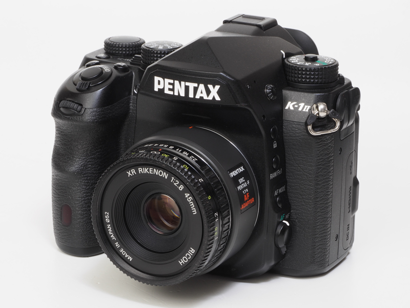 ペンタックスブランドのカメラがリコーから発売されるようになるとは、20年前には想像もしませんでした。リコー一眼レフのマウントは当初はM42、のちにKマウントになります。両社は昔から遠からぬ関係があったわけで、ついに"純正"同士の組み合わせが実現しましたね。しかも今回はAFで（笑）。デザインはパンケーキで構成はテッサータイプだと思うけど、結構よく写ります。外装がプラスチッキーなのが気に入らないので、金属製にリニューアルしてくれませんかねえ。