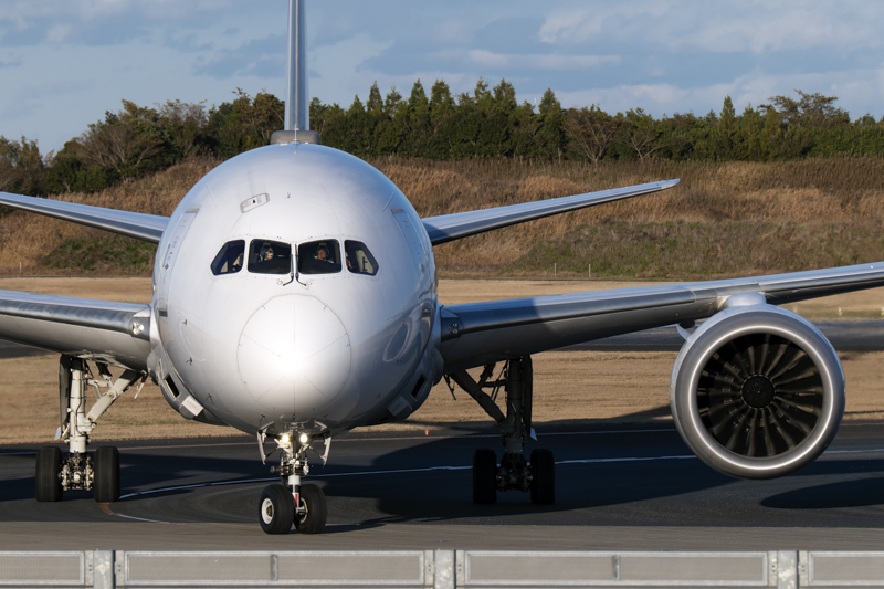 コントラストの強い晴天下で白い機体。ハイライト部分からシャドウ部分に至る階調表現が豊か。淡いグレーなどもしっかり表現されている（撮影：A☆50/Akira Igarashi）<br><span class="fnt-85">LUMIX S5 / LUMIX S 70-300mm F4.5-5.6 MACRO O.I.S. / 70mm / マニュアル露出（1/500秒・F10） / ISO 100</span>