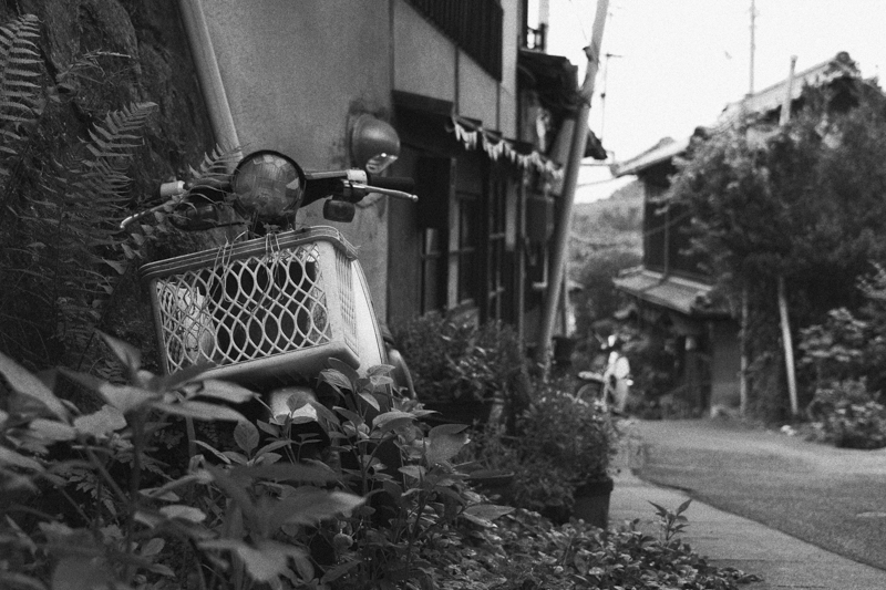 LモノクロームDにフィルムグレインを組み合わせた作品。自然な風合いはデジタルであることを忘れさせる。LUMIX S 20-60mm F3.5-5.6の焦点域はスナップに好適だ（撮影：コムロミホ）<br><span class="fnt-85">LUMIX S5 / LUMIX S 20-60mm F3.5-5.6 / 47mm / 絞り優先AE（1/60秒・F5.1） / ISO 320</span>