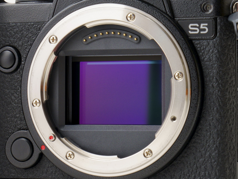 有効約2,420万画素の35mmフルサイズCMOセンサーを搭載