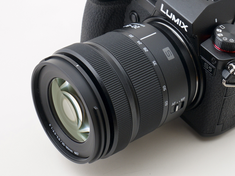 ボディにマッチする小型のキットレンズ「LUMIX S 20-60mm F3.5-5.6」。広角よりのスナップにぴったり焦点域が特徴だ。自撮りを要するVLogなどでも使いやすい