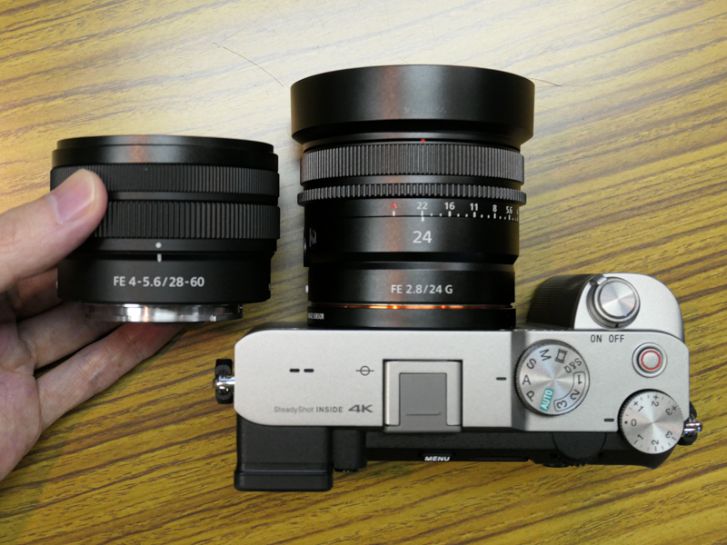 参考：α7Cのキットレンズ「FE 28-60mm F4-5.6」（左）と「FE 24mm F2.8 G」（右）。フードを除いたレンズの長さは45mmで同じ。