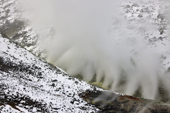 激しく吹き出す地球の息吹に「時間」を見出した。高濃度NDフィルターをレンズにセットし、数秒から10秒程度の露光を与えることで、地球の時間軸を表現しようと試みてみた。<br><span class="fnt-85">EOS R5 / RF100-500mm F4.5-7.1 L IS USM / 123mm / マニュアル露出（F20、8秒） / ISO 100 / WB:太陽光</span>