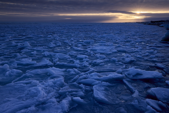 流氷に埋め尽くされた知床の海と朝日を同時に描く。空にハーフNDフィルターを当てているが、緻密な濃度調整とフレーミングのために三脚は欠かせない<br><span class="fnt-85">EOS R5 / RF15-35mm F2.8 L IS USM / 35mm / マニュアル露出（F16、1/320秒） / ISO 800 / WB:太陽光</span>