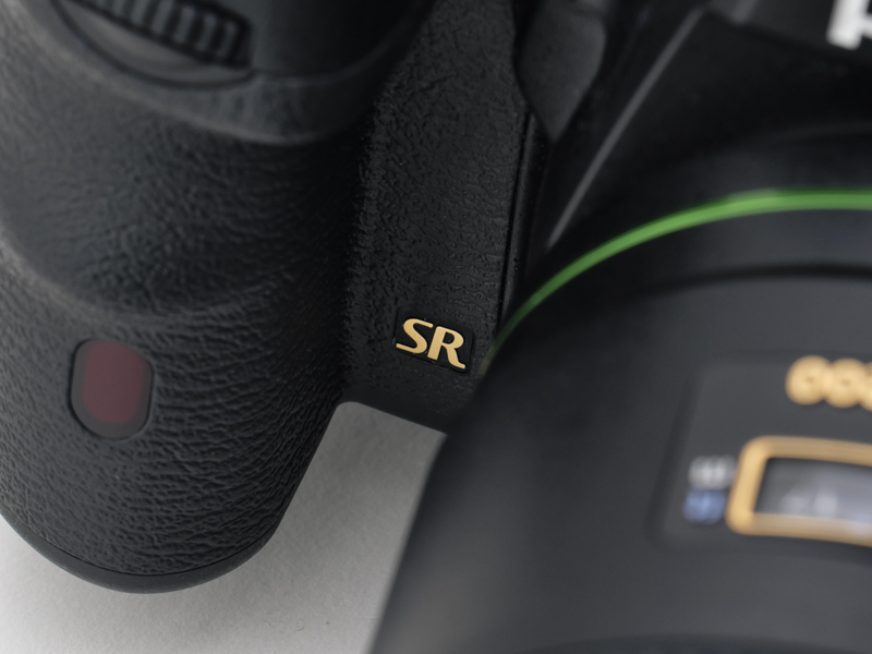 PENTAX製品のシンボルともいえるボディ内手ぶれ補正「SR II」（Shake Reduction）。K-3 Mark IIIでも健在だ
