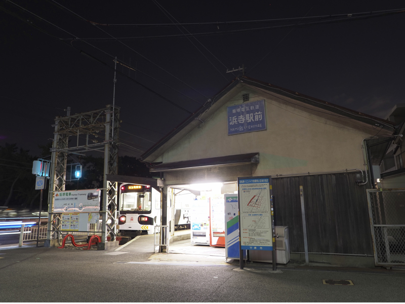 人々が寝静まるころの静かな終点駅。M.ZUIKO DIGITAL ED 12mm F2.0にはレンズ内手ぶれ補正機構は組み込まれていないが、ボディーとのバランスの良さも相まって2秒の手持ち撮影も余裕でクリア<br><span class="fnt-85">OLYMPUS OM-D E-M1 Mark III / M.ZUIKO DIGITAL ED 12mm F2.0 / 12mm（24mm相当） / シャッター優先AE（F4、2秒、-1.3EV） / ISO 200 / WB: オート</span>