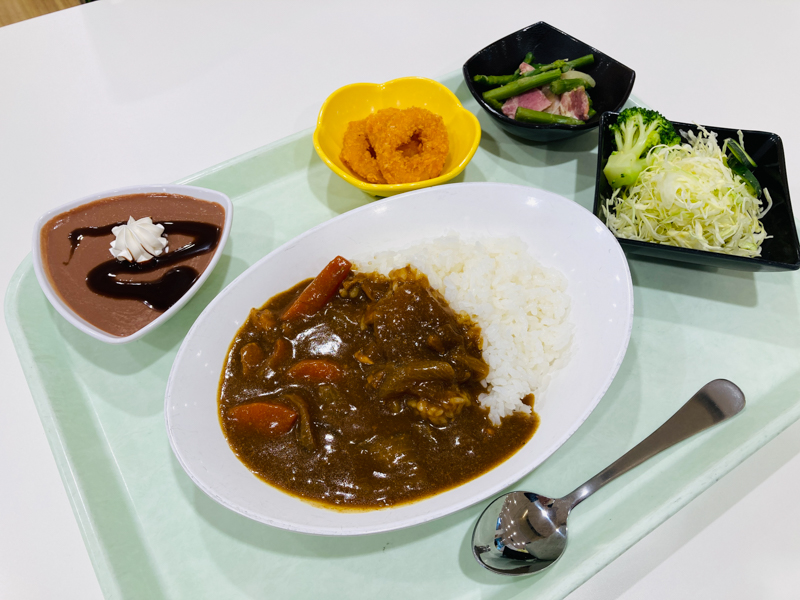 メニューの中でも人気の高いカレーライス。デザートはお好みで