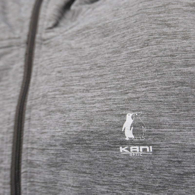 左胸にKANIのロゴマークが入っている