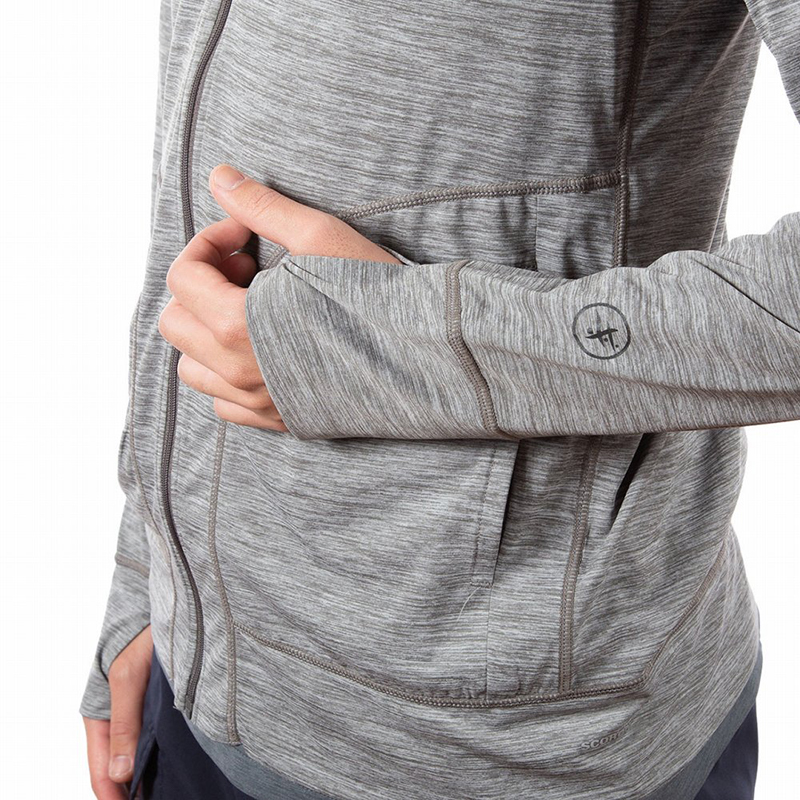 袖口にはサムホールを備えている