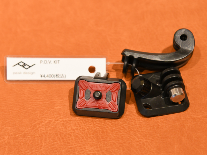 キャプチャーV3のアクセサリー「P.O.V.キット」。GoProマウントや三脚穴を持つ小型カメラを、バックパックのショルダーストラップに取り付けたキャプチャーに装着し、一人称視点の撮影を行う。取り付け感を試せるのは嬉しい