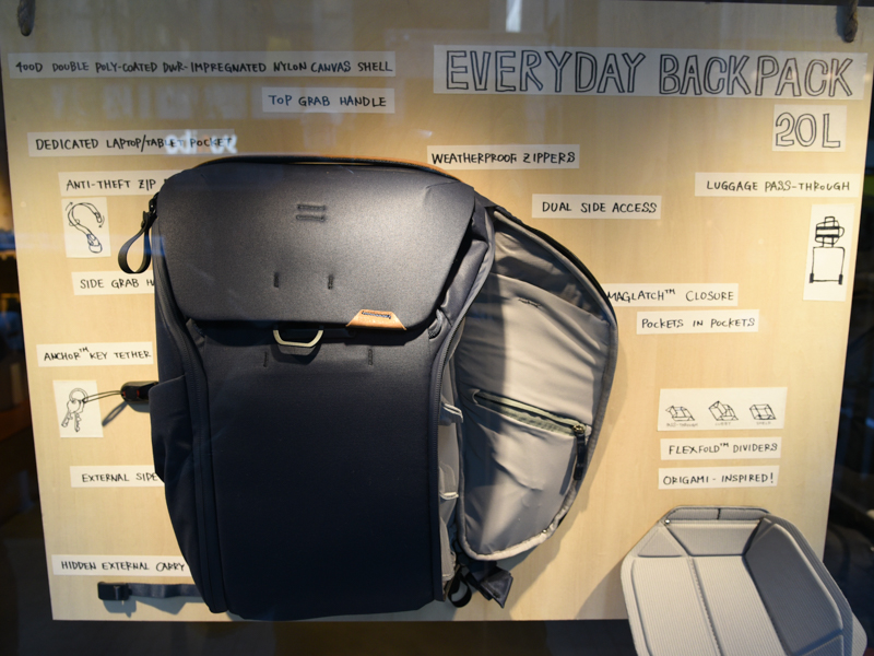 Peak Designの代表的な製品のひとつ「エブリデイバックパック 20L」が店舗のショーケースに飾られている。バッグのパーツが細かく記載されており、サンフランシスコの直営店と同様の展示を再現している。ちなみにこちらは銀一スタッフによる“手書き”だという