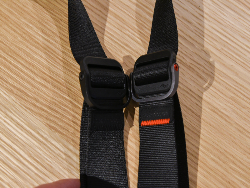 ステッチや各部パーツまでブラックに統一されている