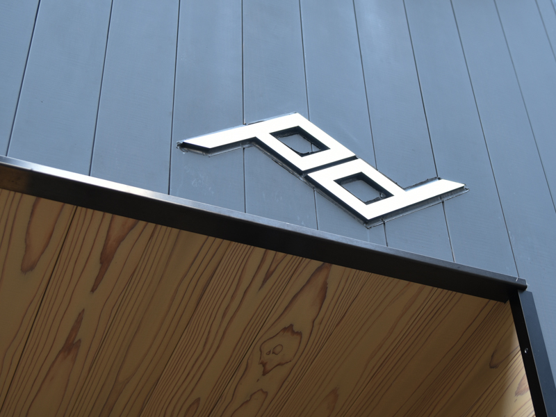 外観にあしらわれたブランドロゴは、電飾により文字が浮かび上がるように見える