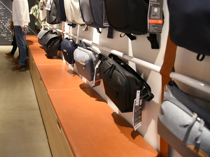 在庫製品用の収納ボックスも、スツールとなっているため座ることができる。什器は基本的にシンプルなつくりで、製品のデザイン性を損なわないように配慮したという