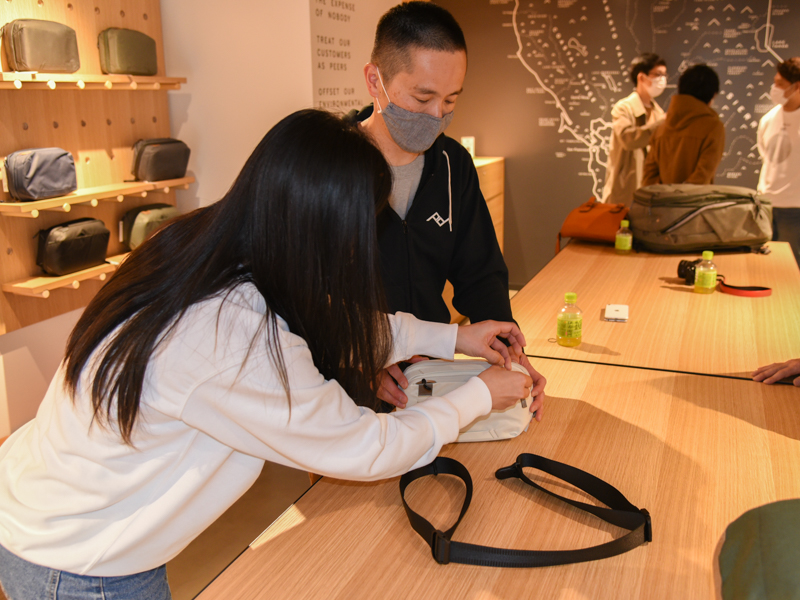 気になった製品は中央のテーブルで感触を確かめられる