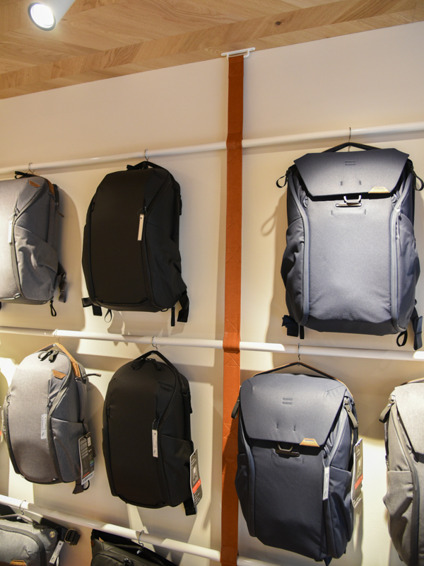 革製のベルトを天井から吊るし、そこに白いポールを通して製品を吊り下げている。本国と同様の展示方法だが、耐荷重量の問題など、何かと苦労が多かったそうだ。スツールも含め展示什器はすべて新たに製作したもの。“在りものは使わない”という強いこだわりがあった