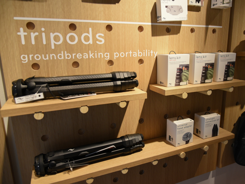 脚部形状を工夫して、ペットボトル程まで外周の太さをそぎ落とした「Travel Tripod」。アルミニウムとカーボンの2種類をそれぞれ触ることができる