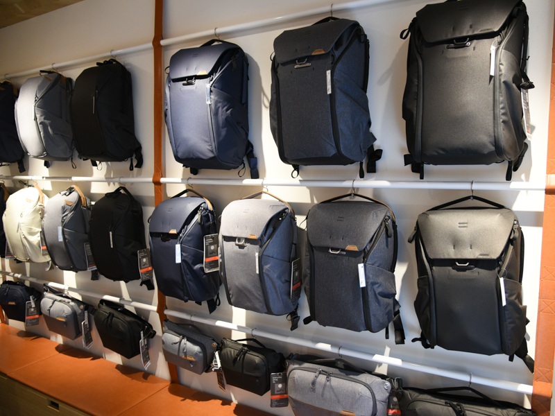 「エブリデイバックパック」シリーズの各サイズやカラーなど、実際に見比べることができる貴重な場所だ