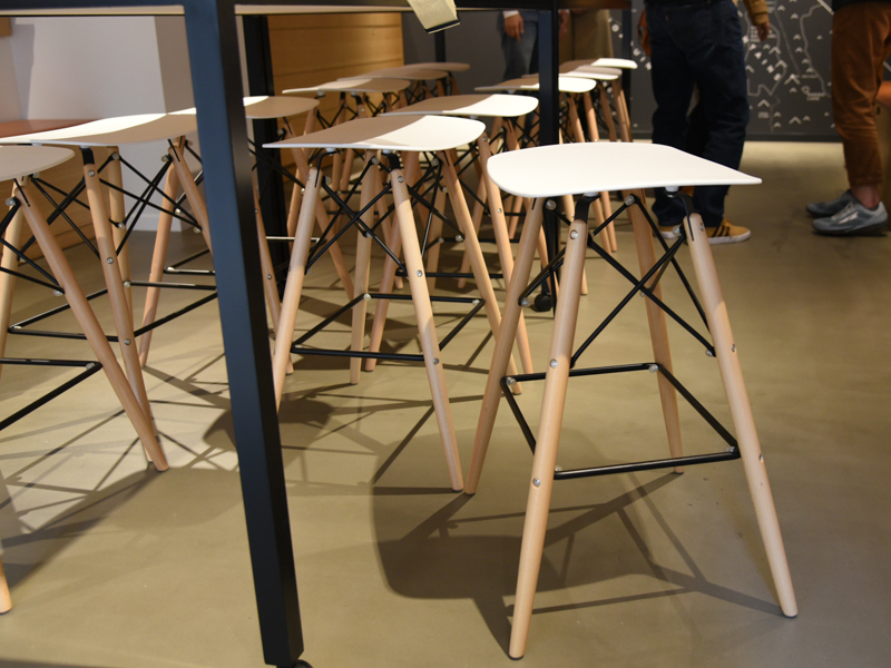 ホワイトの座面のチェアも、店内を明るい印象にしてくれている