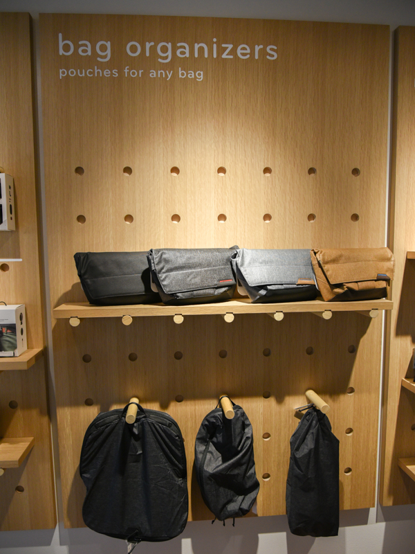 ポーチ類。カラーラインアップも豊富に用意されている