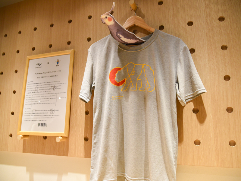 アパレル製品を作る際に発生する残反や残糸、古着などを原料に再生したポリエステル素材を使用したTシャツ。化石燃料の使用量を最小限に抑えて環境に配慮した製品