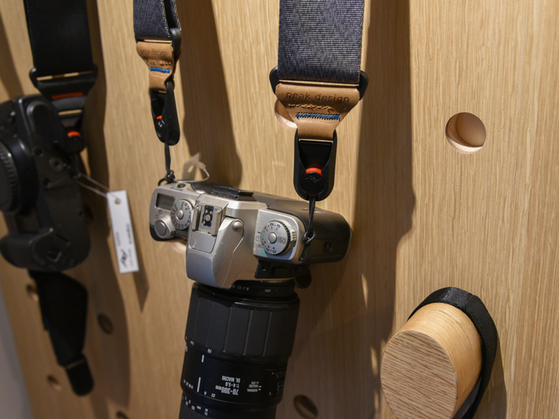 カメラに装着するための「アンカー」と、そのアンカーを接続する「ホルダー」付きのストラップ部で構成されたアンカーリンクシステム。実際にカメラに装着したモデルを展示しているため、ディテールまでよく確認できる