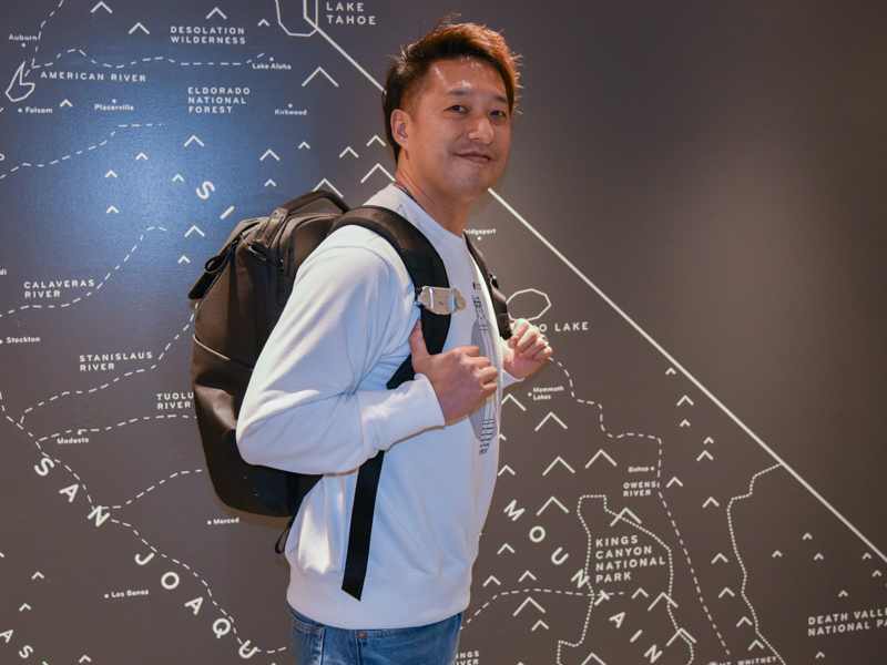 店長の後藤冬樹さん。おすすめのバッグはエブリデイバックパック 30L。「カメラバッグとしてだけでなく、ディバイダーを使いこなすことで非常に使い勝手の良いバッグになる。大きめのボトルをサイドポケットに収納できるし、型崩れしない点もポイント！」とその魅力について教えてくれた