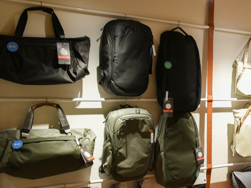 「トラベル ダッフル」シリーズなど、普段目にすることが少ないモデルも手に取ってみることができる