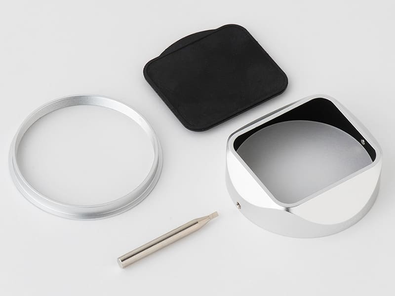 製品内容。フード本体、ミニドライバー、取付スリーブ、フードキャップ