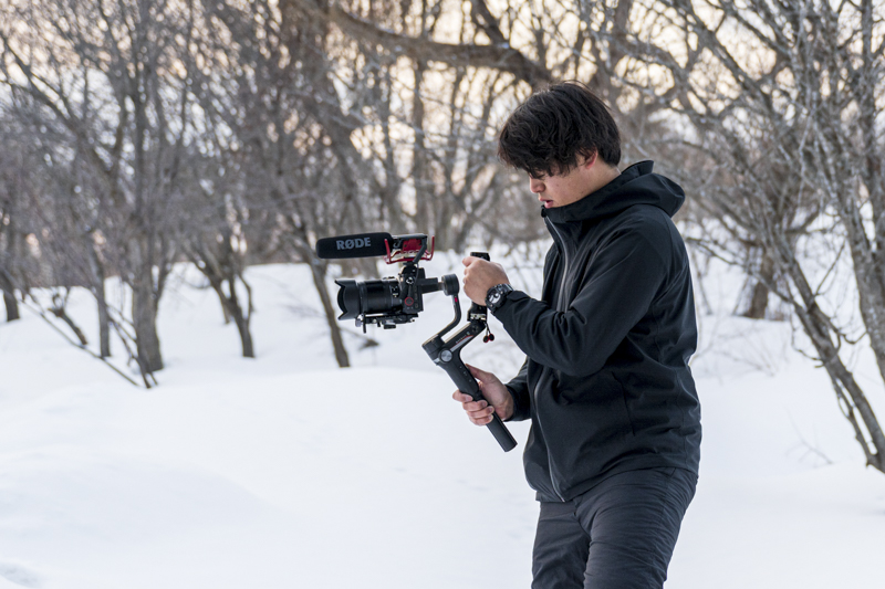 ジンバルを使って動画を撮影する対馬さん。雪山でも信頼性は高い