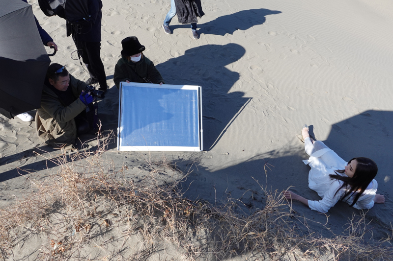 空撮カットが入ることで、モデルとカメラマンの位置関係のほか、太陽とレフ板の関係もわかりやすくなっていると思います