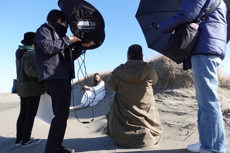 テザー撮影を採りいれることで、必要なカットを確実に撮りおさめてきます。また、必要に応じてモデルにも撮影内容をみてもらうことで、コミュニケーションを円滑化。ポージングなどの工夫にも役立てています