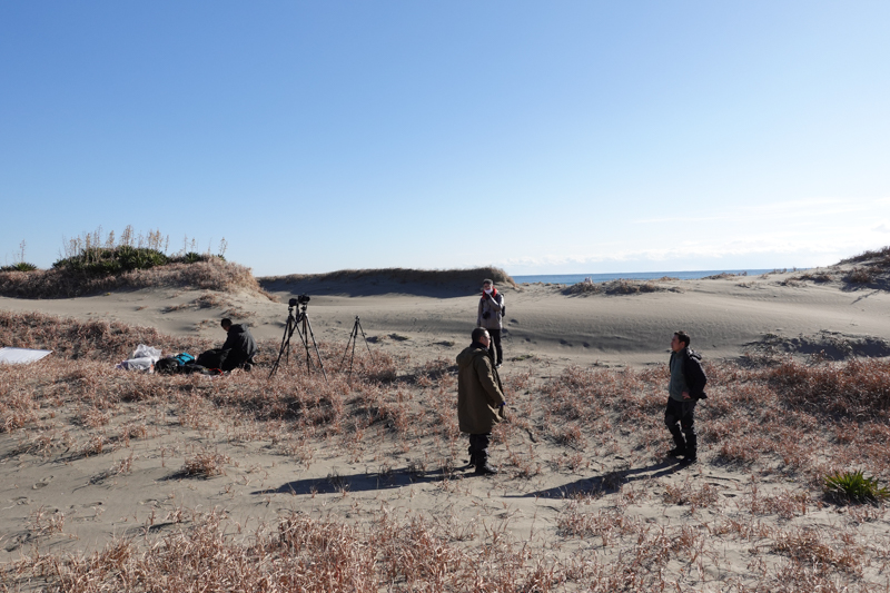 この日は無風でしたので、荷物にシーツを掛けるほどではありませんでした。とはいえ風の向きを意識して、荷物の置き場所を確保しています。これは撮影前の準備のひとコマ