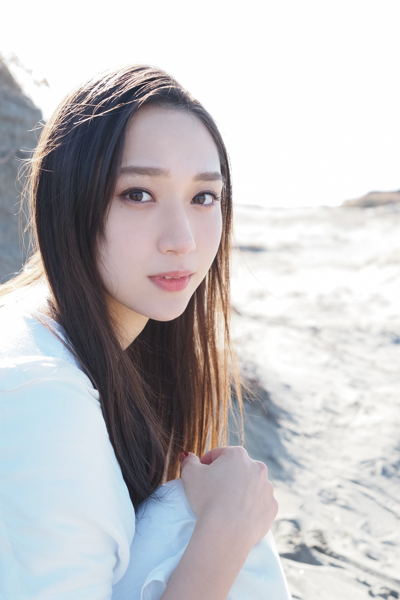 同じ場所で顔を右側から。左右で光のあたり方が違うことを意識して、モデルのまわり360度を観察していきます。この撮り分けが、撮影カットを組み立てていく時に余裕をもたらしてくれます<br><span class="fnt-85">OM-D E-M1X / M.ZUIKO DIGITAL ED 25mm F1.2 PRO（35mm判換算50mm相当） / 絞り優先AE（F3.2・1/500秒・+2.0EV） / ISO 200</span>