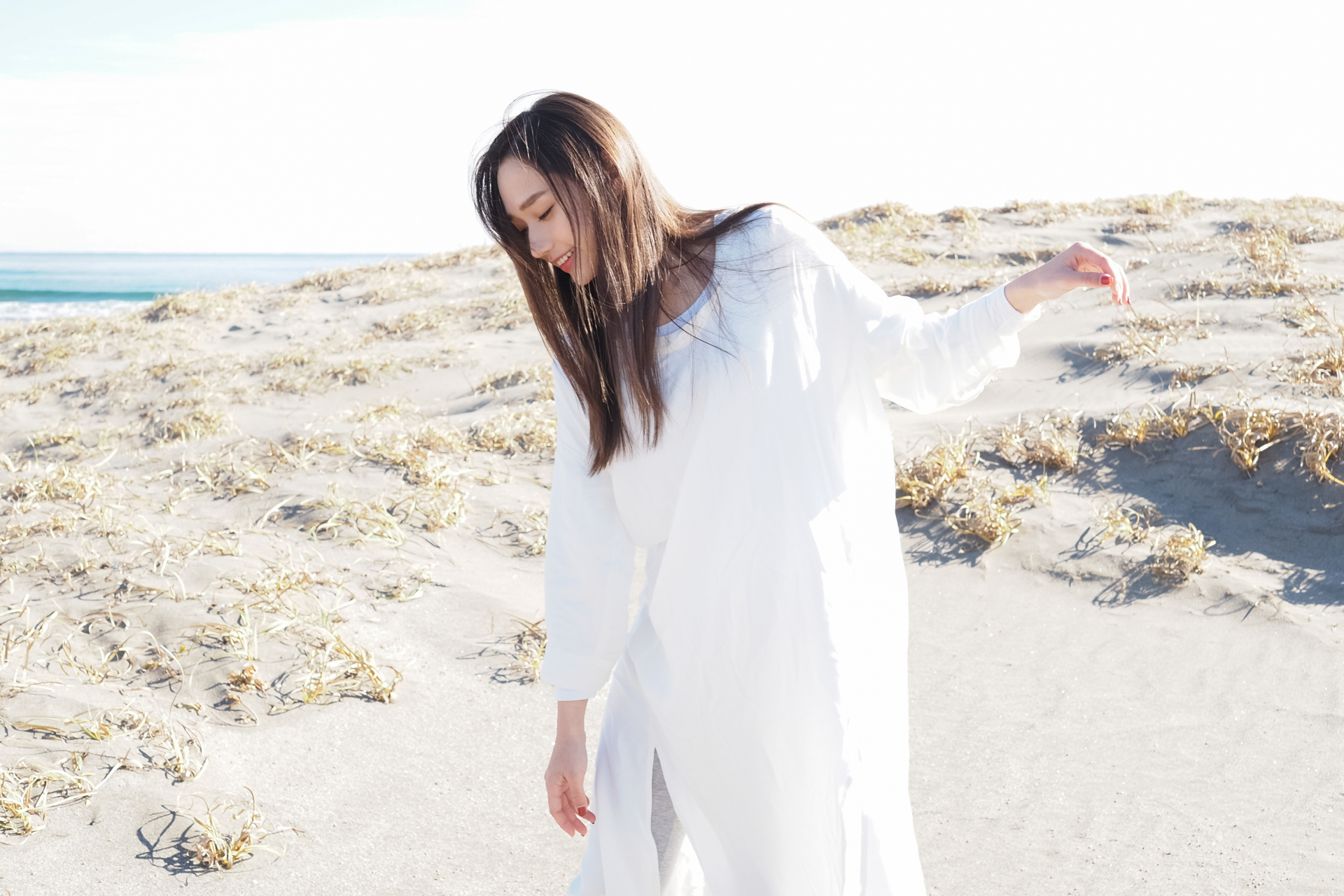 今回のような企画で出演オファーを出す時は、撮影イメージに合致していることはもちろんのこと、競合しているプレゼンの有無に関するチェックも欠かせません。そして、モデル自身もこれまでの経験から「何を持っているのか」を見つめ直します<br><span class="fnt-85">OM-D E-M1X / M.ZUIKO DIGITAL ED 25mm F1.2 PRO（35mm判換算50mm相当） / 絞り優先AE（F4.5・1/320秒・+2.0EV） / ISO 200</span>