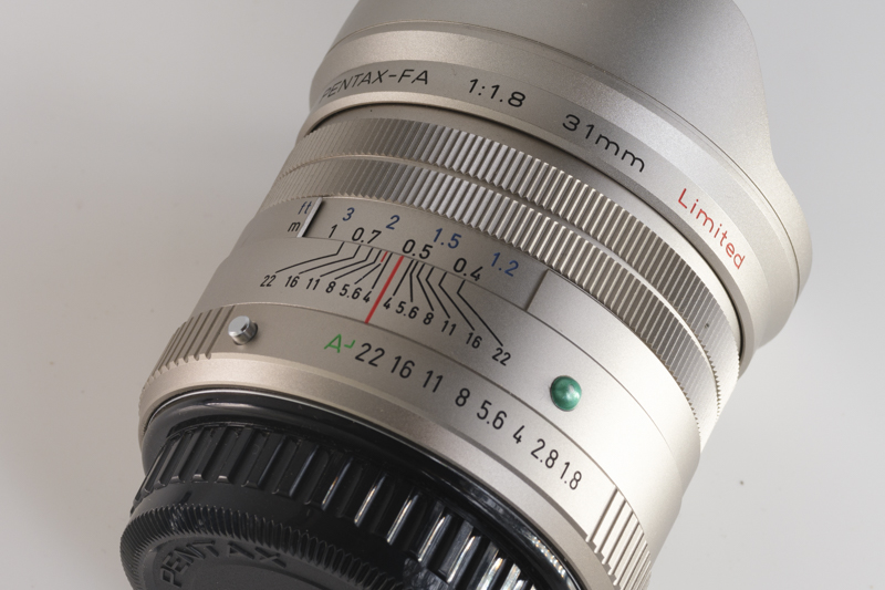 フォーカスリングおよび絞りリングの作りの良さはsmc PENTAX-FA Limited時代から変わらない。被写界深度表示も健在だ
